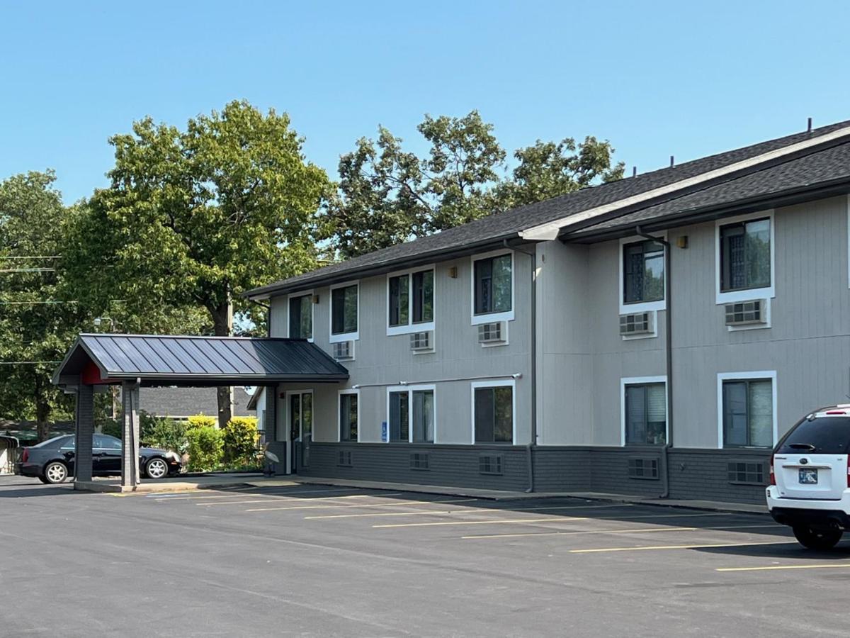 Hilltop Inn & Suites Grove Exterior photo